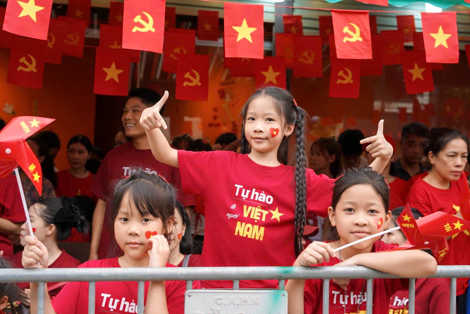 Hân hoan, tự hào được hòa mình trong ngày hội lớn của non sông Hân hoan, tự hào được hòa mình trong ngày hội lớn của non sông