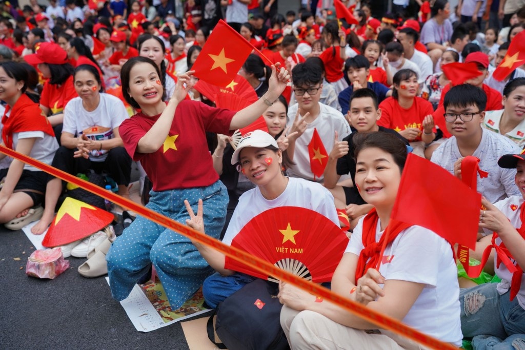 người dân tập trung rất đông dọc các tuyến đường mà các đoàn diễu binh, diễu hành đi qua để chiêm ngưỡng những khoảng khắc ý nghĩa không thể nào quên. người dân tập trung rất đông dọc các tuyến đường mà các đoàn diễu binh, diễu hành đi qua để chiêm ngưỡng những khoảng khắc ý nghĩa không thể nào quên.