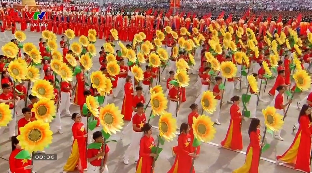 80 nghệ sỹ Bắc - Nam hoà giọng đồng diễn Khí phách Việt Nam 80 nghệ sỹ Bắc - Nam hoà giọng đồng diễn Khí phách Việt Nam