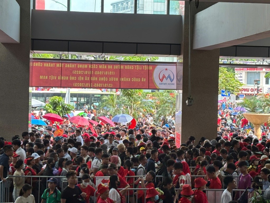 Dòng người ken đặc di chuyển qua các lối lên xuống, tạo nên cảnh tượng đông đúc nhưng vẫn đảm bảo trật tự.