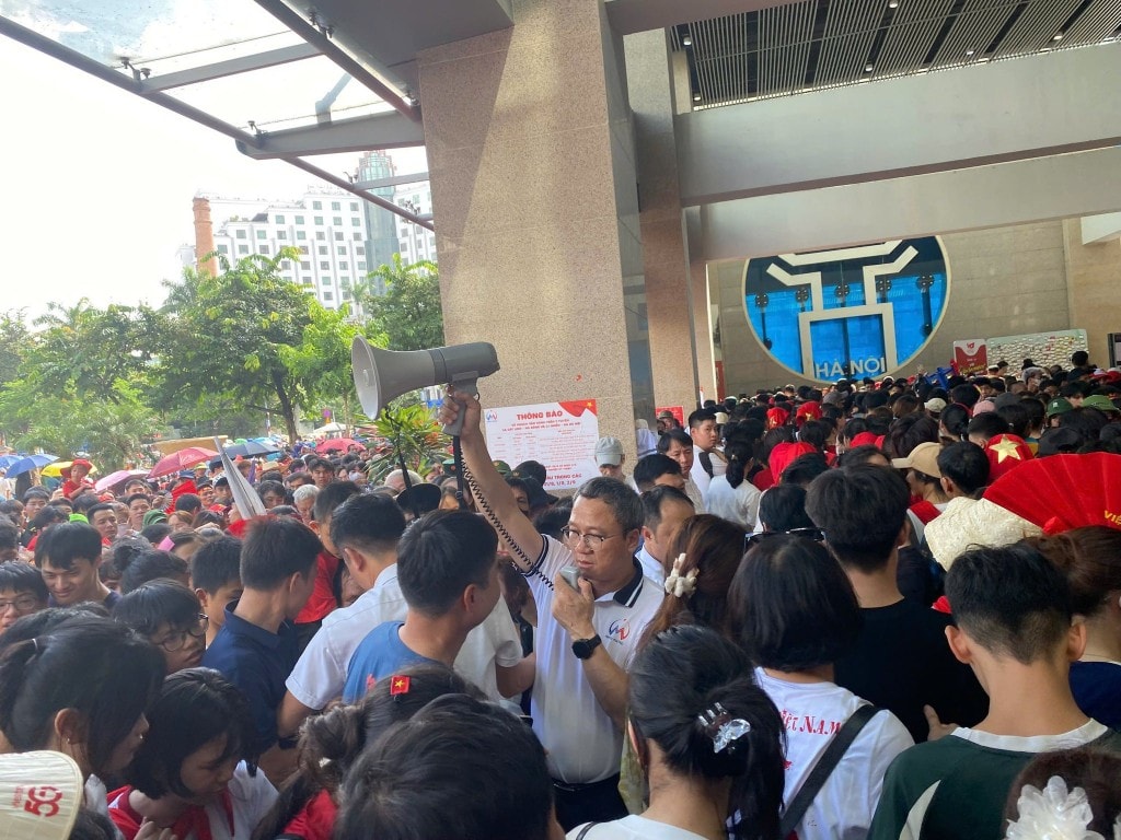 Ông Khuất Việt Hùng, Chủ tịch Hội đồng thành viên Hà Nội Metro, trực tiếp có mặt tại ga nhắc nhở, hướng dẫn bằng loa tay.