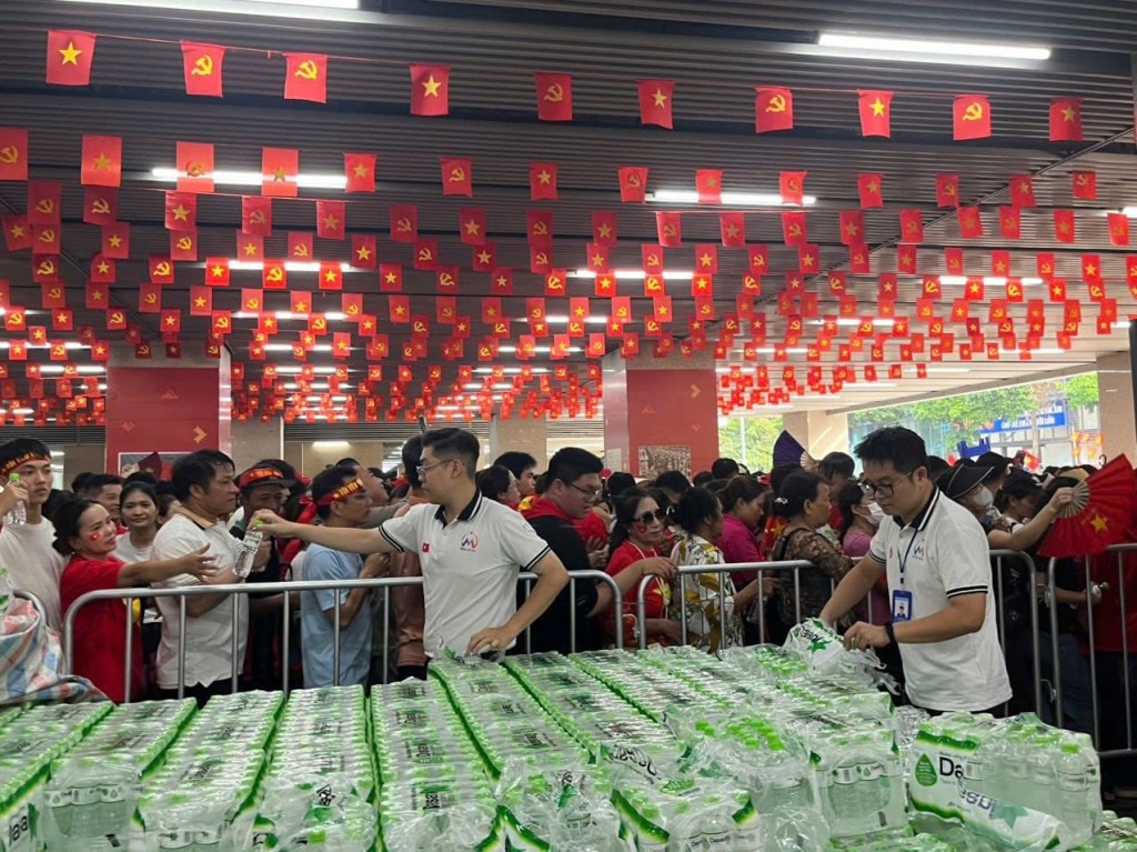 Nhân viên Metro và tình nguyện viên chuẩn bị hàng chục nghìn chai nước để phát miễn phí cho bà con, làm dịu bớt cơn khát trong ngày nắng nóng