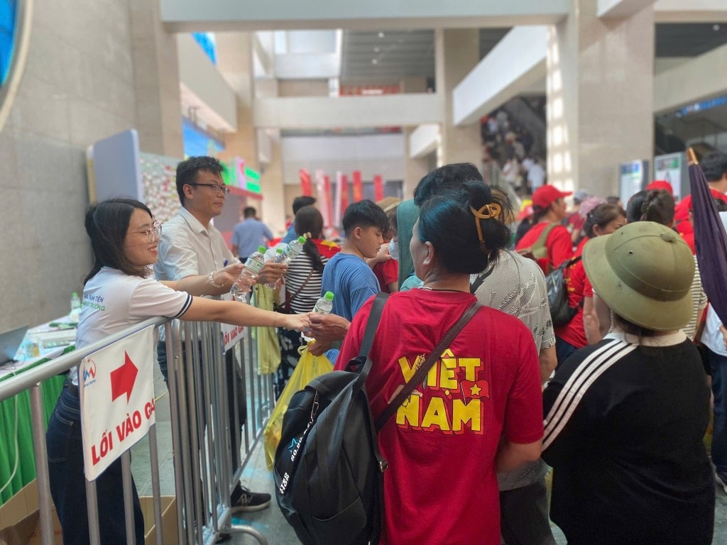 Nhân viên Metro và tình nguyện viên chuẩn bị hàng chục nghìn chai nước để phát miễn phí cho bà con, làm dịu bớt cơn khát trong ngày nắng nóng
