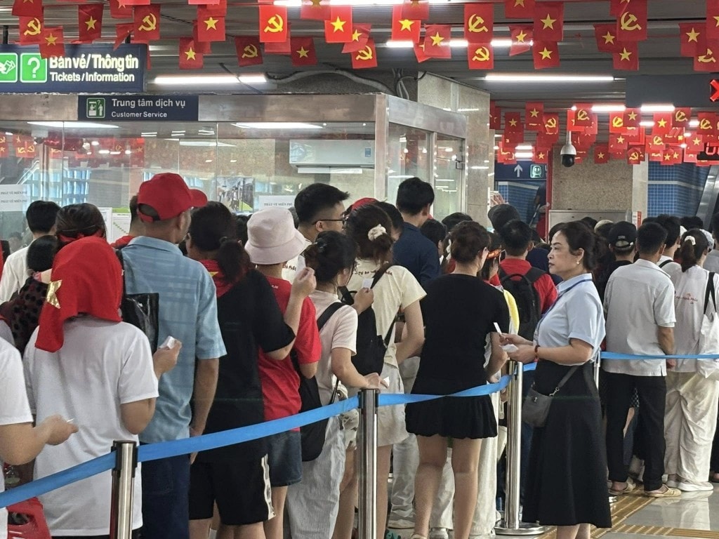 Người dân xếp hàng trật tự mua vé tại ga Cát Linh sau lễ diễu binh, diễu hành sáng 2/9.