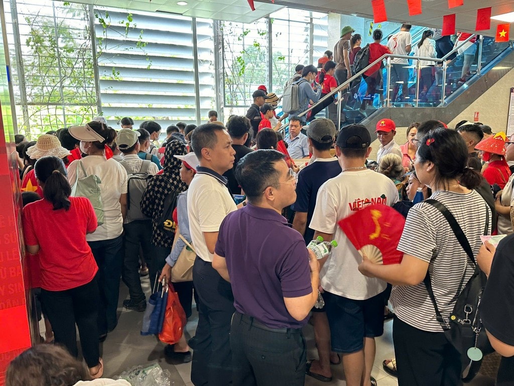 Khung cảnh chen chúc nhưng vẫn trong không khí trật tự, nhờ sự điều phối kiên trì, khéo léo của nhân viên và tình nguyện viên.