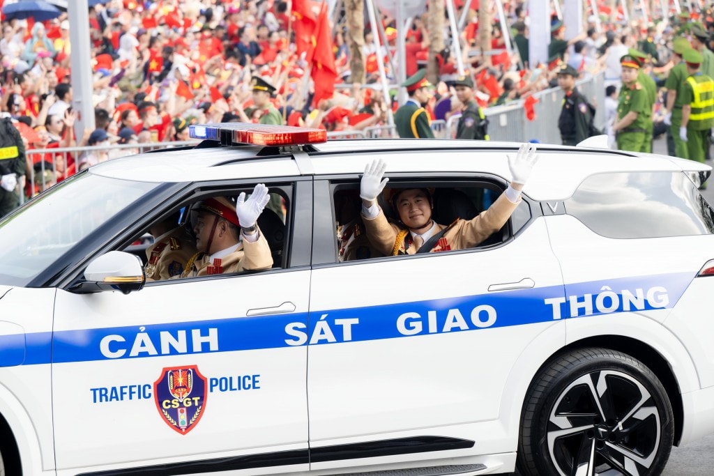 Những cái vẫy tay, những cái cúi gập đầu đầy cảm xúc từ các chiến sĩ gửi tới nhân dân trong ngày đại lễ