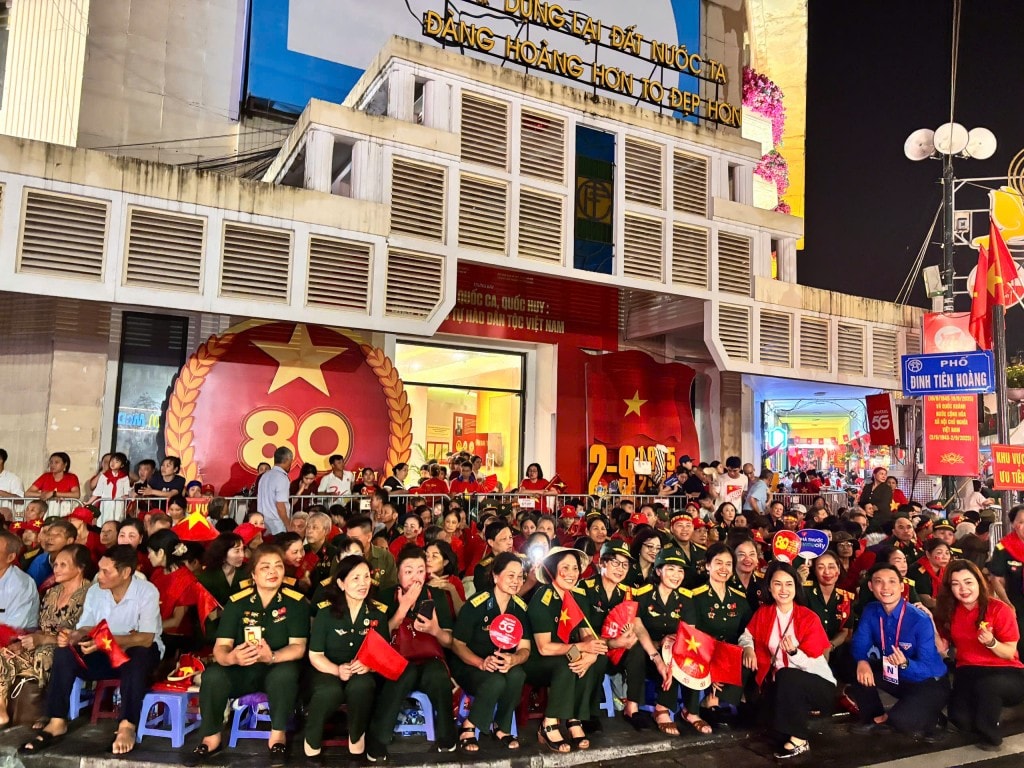 Các bác cựu chiến binh được thanh niên tình nguyện hướng dẫn ngồi ở vị trí ưu tiên trên phố Đinh Tiên Hoàng