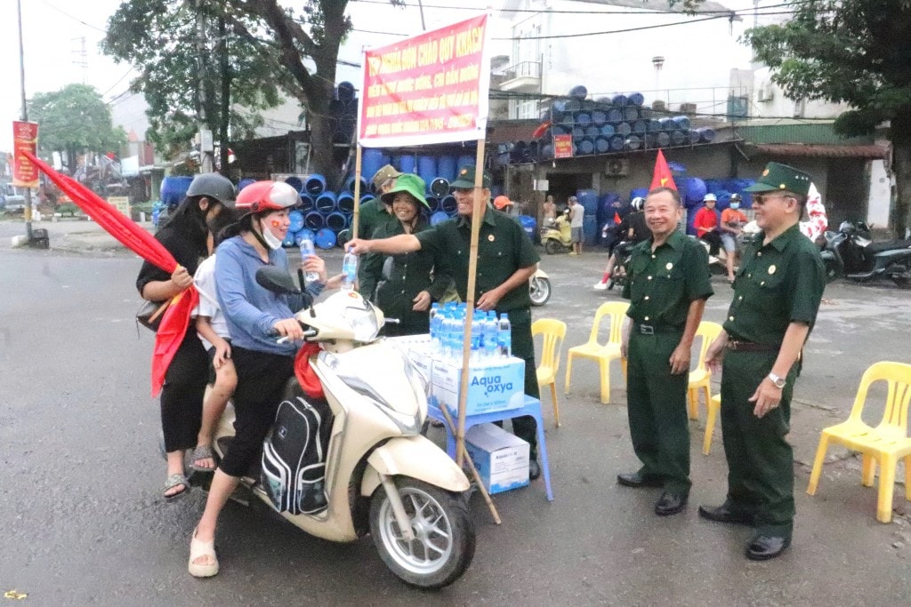 Các bác cựu chiến binh phường Yên Nghĩa phát nước tặng nhân dân