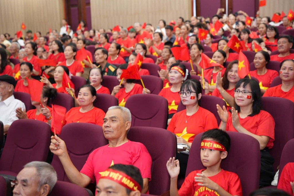 Đông đảo người dân xã Vân Đình đón xem Đông đảo người dân xã Vân Đình đón xem