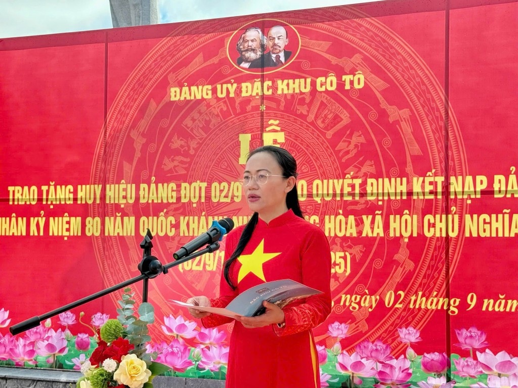 Bà Lê Ngọc Hân, Bí thư đặc khu Cô Tô trong lễ thượng cờ.