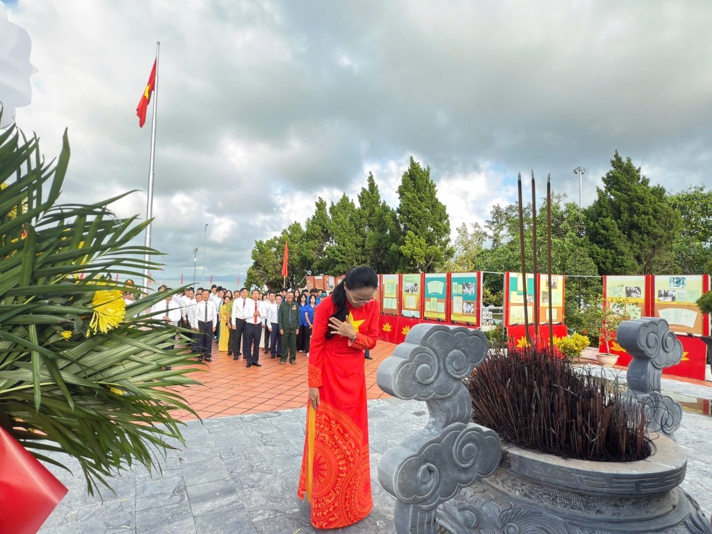 Các Đại biểu dâng hương tại Khu lưu niệm Bác Hồ, tưởng nhớ công ơn của Chủ tịch Hồ Chí Minh vĩ đại