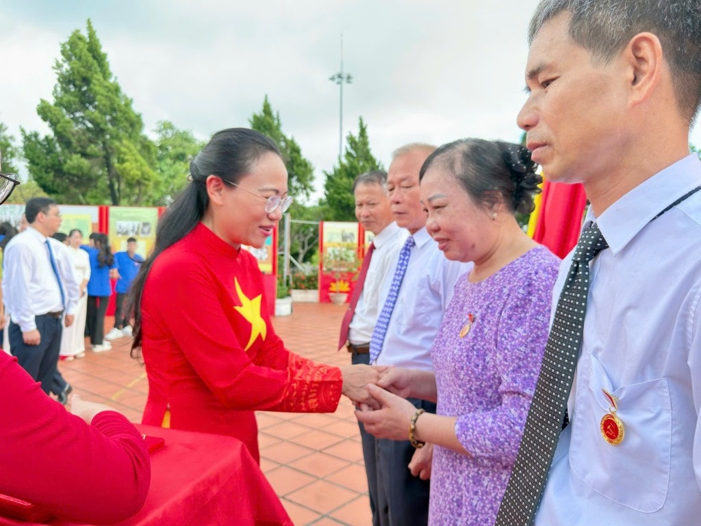 Trao huy hiệu cho các Đảng viên cao tuổi