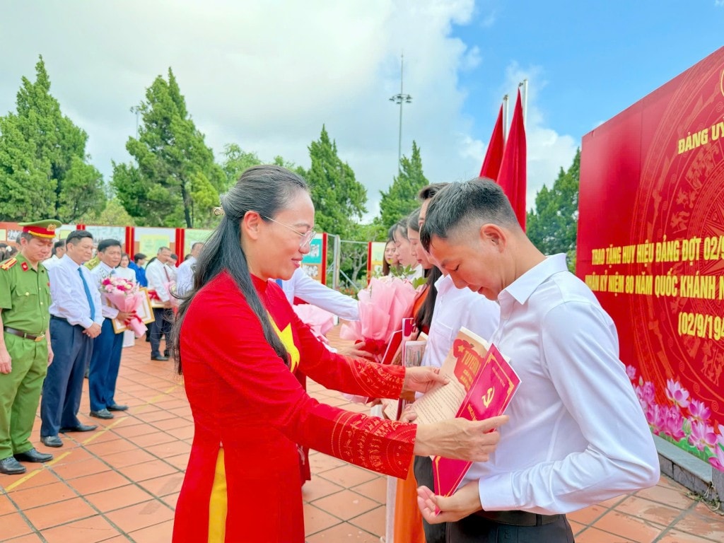 Trao quà và bằng khen cho các cán bộ trẻ tuổi