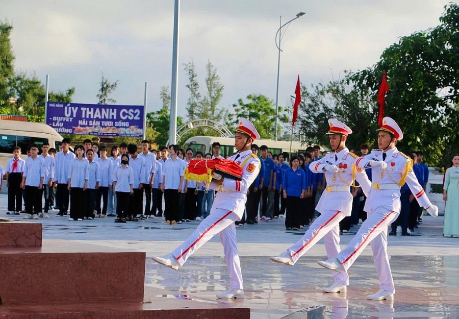 Các chiến sĩ chuẩn bị thủ tục làm lễ Thượng cờ Tổ quốc