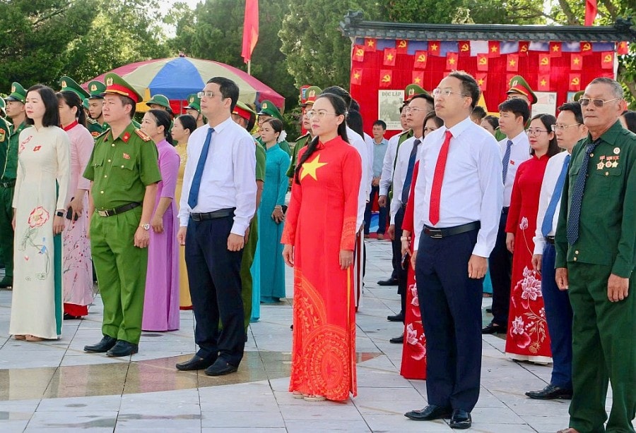 Cán bộ, chiến sỹ và nhân dân nghiêm trang trong lễ chào cờ.