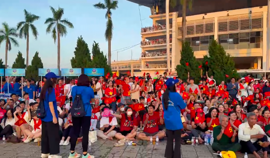 Dù phải “căng mình” xuyên đêm làm nhiệm vụ nhưng các bạn thanh niên tình nguyện vẫn bắt nhịp ca vang bài ca yêu nước