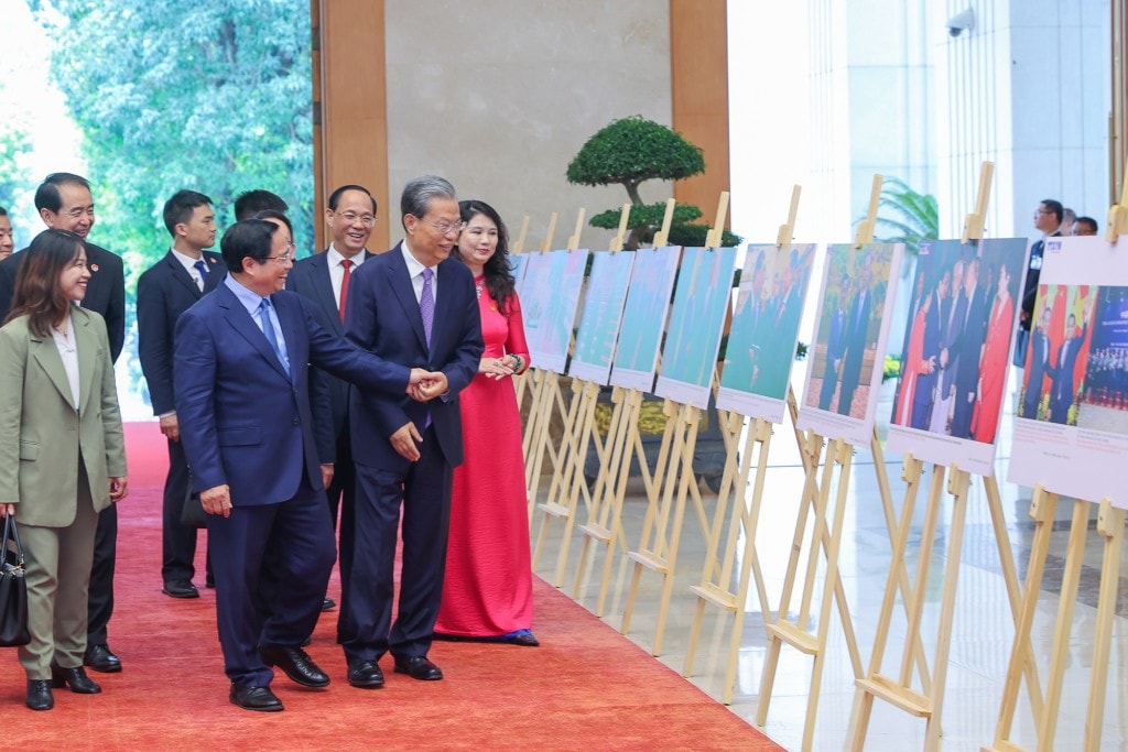 Thủ tướng Chính phủ Phạm Minh Chính và đồng chí Triệu Lạc Tế, Ủy viên trưởng Nhân đại Toàn quốc Trung Quốc tham quan trưng bày ảnh về quan hệ Việt Nam - Trung Quốc - Ảnh: VGP/Nhật Bắc