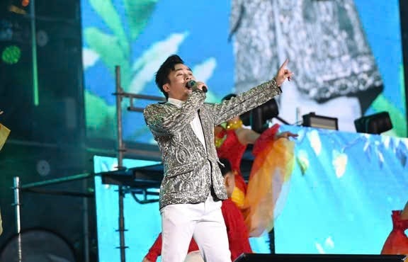 Ca sĩ Tùng Dương biểu diễn tại chương trình