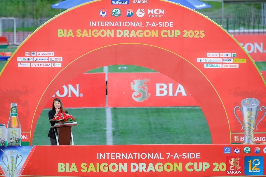 Bà Patsy Lim - Phó Tổng giám đốc phụ trách Marketing SABECO phát biểu bế mạc Giải bóng đá 7 người quốc tế Bia Saigon Dragon Cup 2025