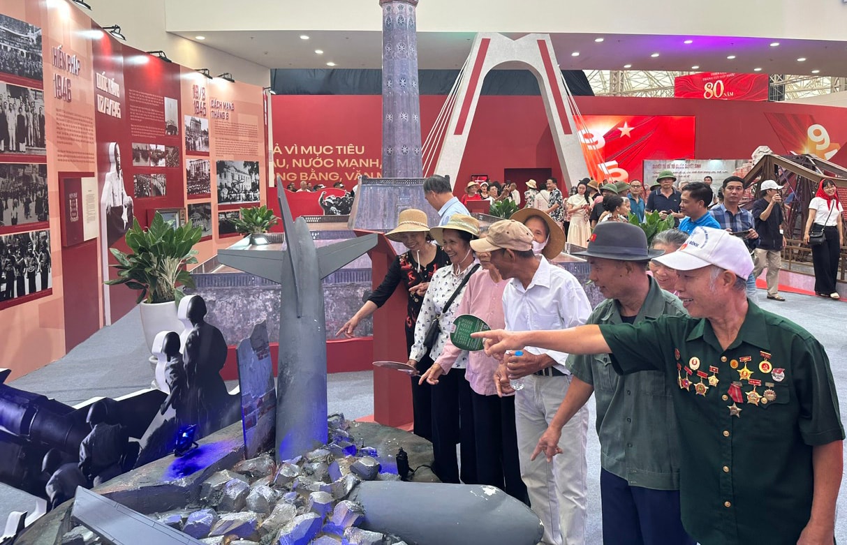 Touristen besuchen den traditionellen und kreativen Raum von Hanoi 2025 im Rahmen des nationalen Errungenschaftsentwicklungsprojekts im Dong Anh National Achievement Development Center..jpg