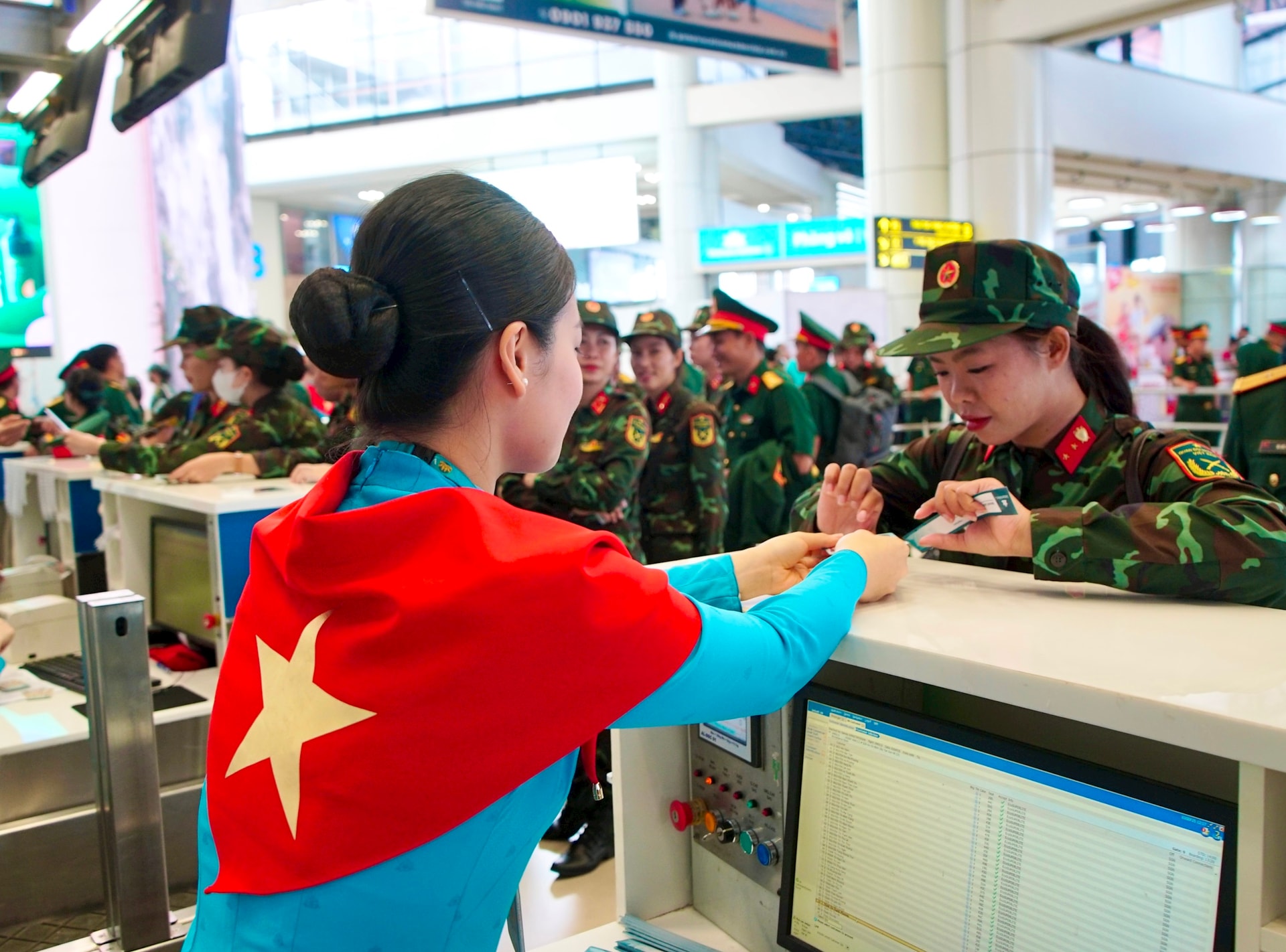 Vietnam Airlines đưa hơn 360 chiến sĩ hoàn thành nhiệm vụ A80 trở về