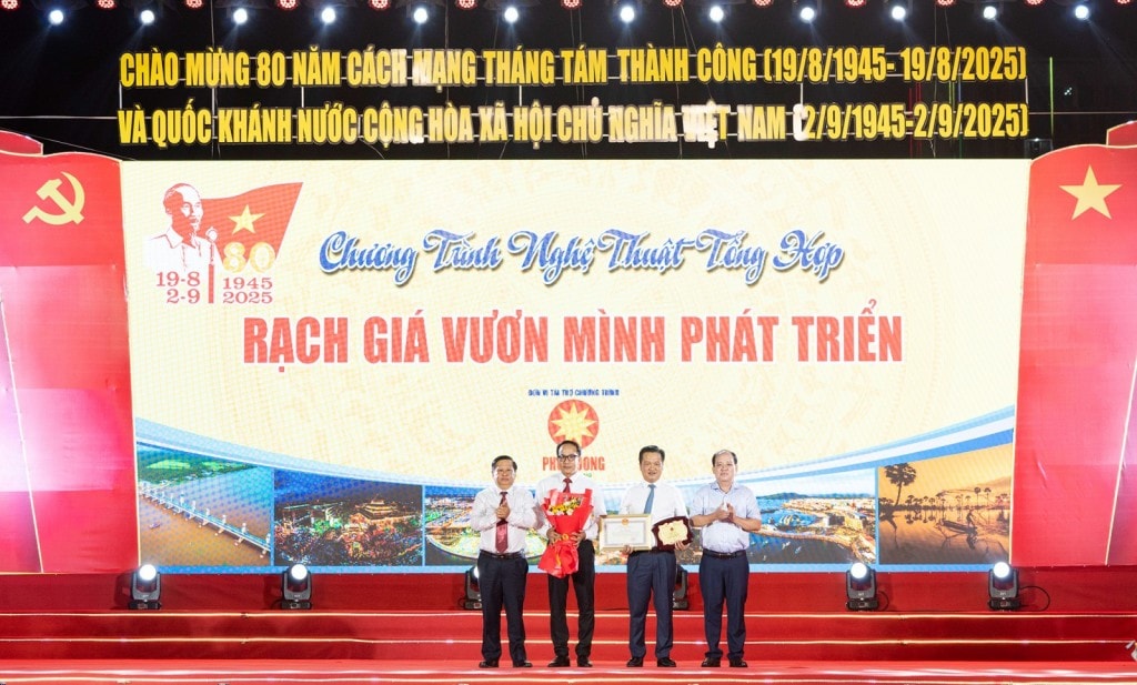 Ủy viên Ban Thường vụ Tỉnh ủy, Phó Chủ tịch Thường trực UBND tỉnh An Giang Nguyễn Thanh Phong (bìa phải) tặng bằng khen của Chủ tịch UBND tỉnh cho Công ty Cổ phần Đầu tư Phú Cường Kiên Giang vì có thành tích đóng góp cho hoạt động chào mừng kỷ niệm 80 năm Cách mạng Tháng Tám thành công và Quốc khánh 2/9