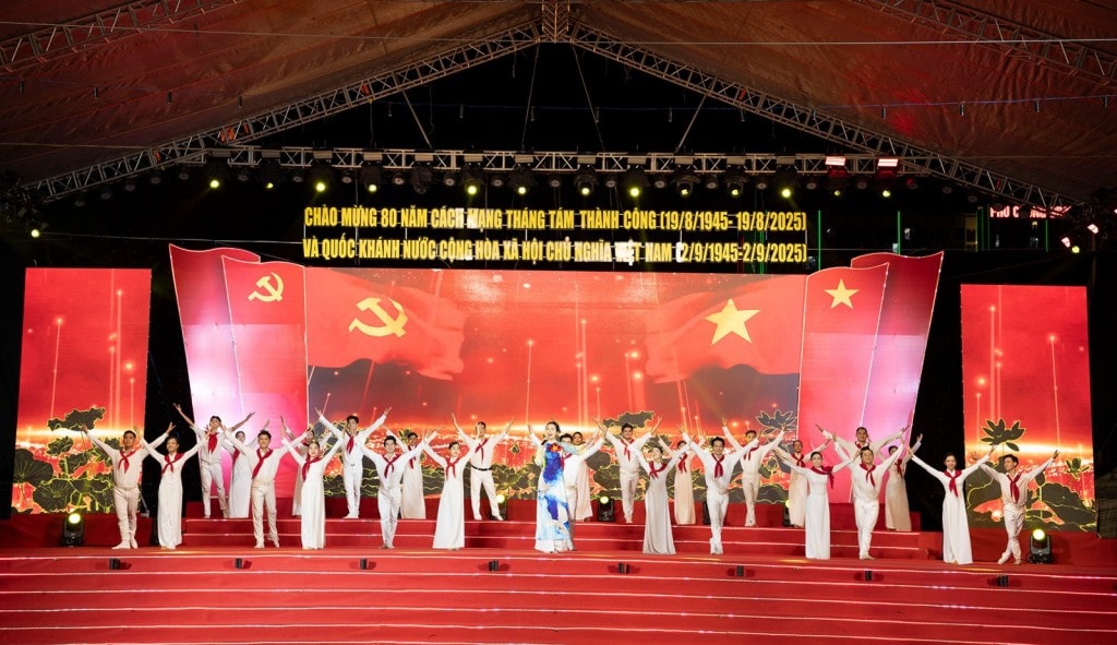 Các tiết mục văn nghệ được dàn dựng công phu, giàu cảm xúc