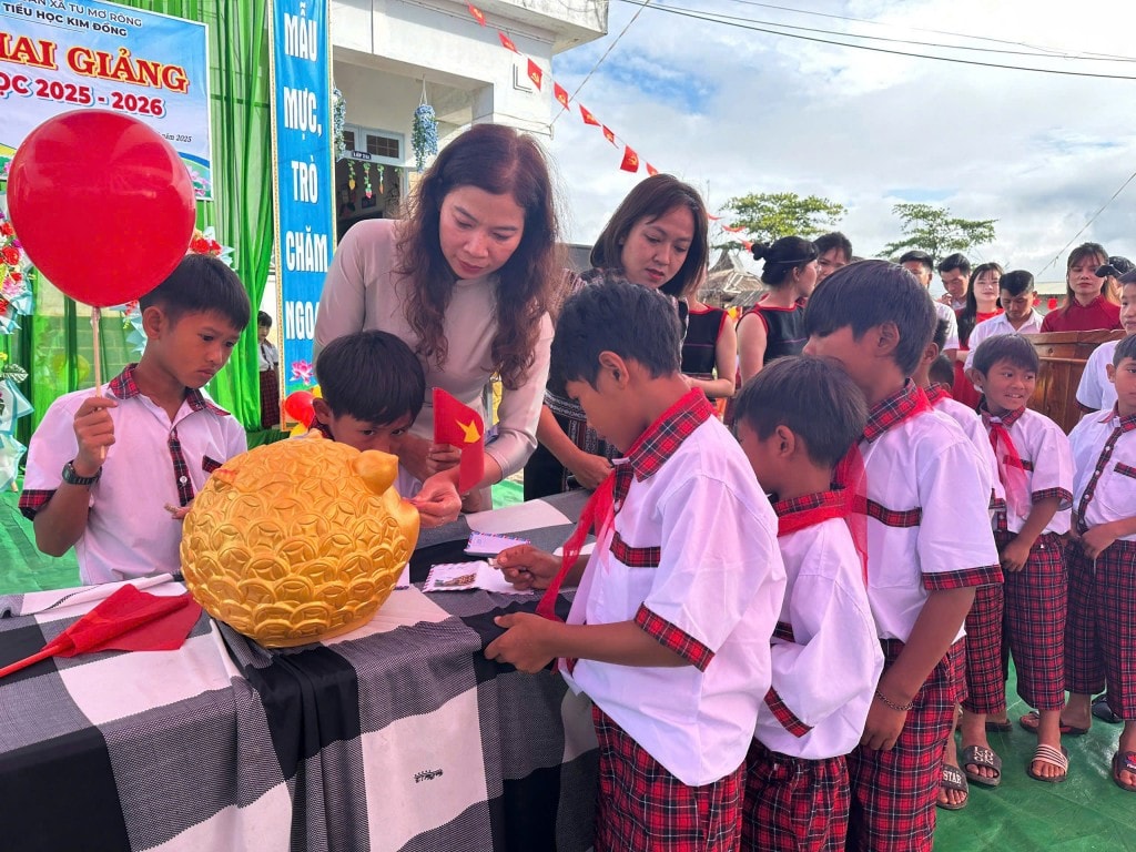 Cô Hồ Thị Thúy Vân cùng tập thể giáo viên nhà trường, các em học sinh quyên góp để đỏ lửa “bữa cơm 0 đồng”