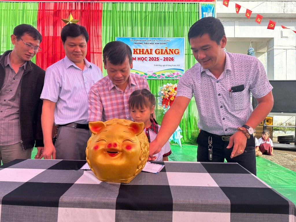 Lãnh đạo xã Tu Mơ Rông quyên góp ủng hộ mô hình “bữa cơm 0 đồng”