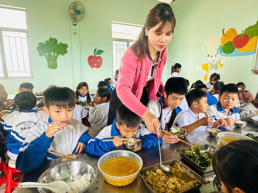 Các cô giáo Trường Tiểu học Kim Đồng hỗ trợ các em học sinh trong bữa ăn trưa