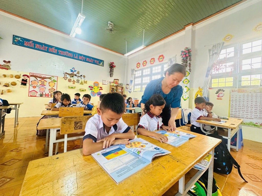 bếp ăn của trường luôn đỏ lửa, tiếp tục hành trình nâng đỡ những đôi chân nhỏ trên con đường đến trường.