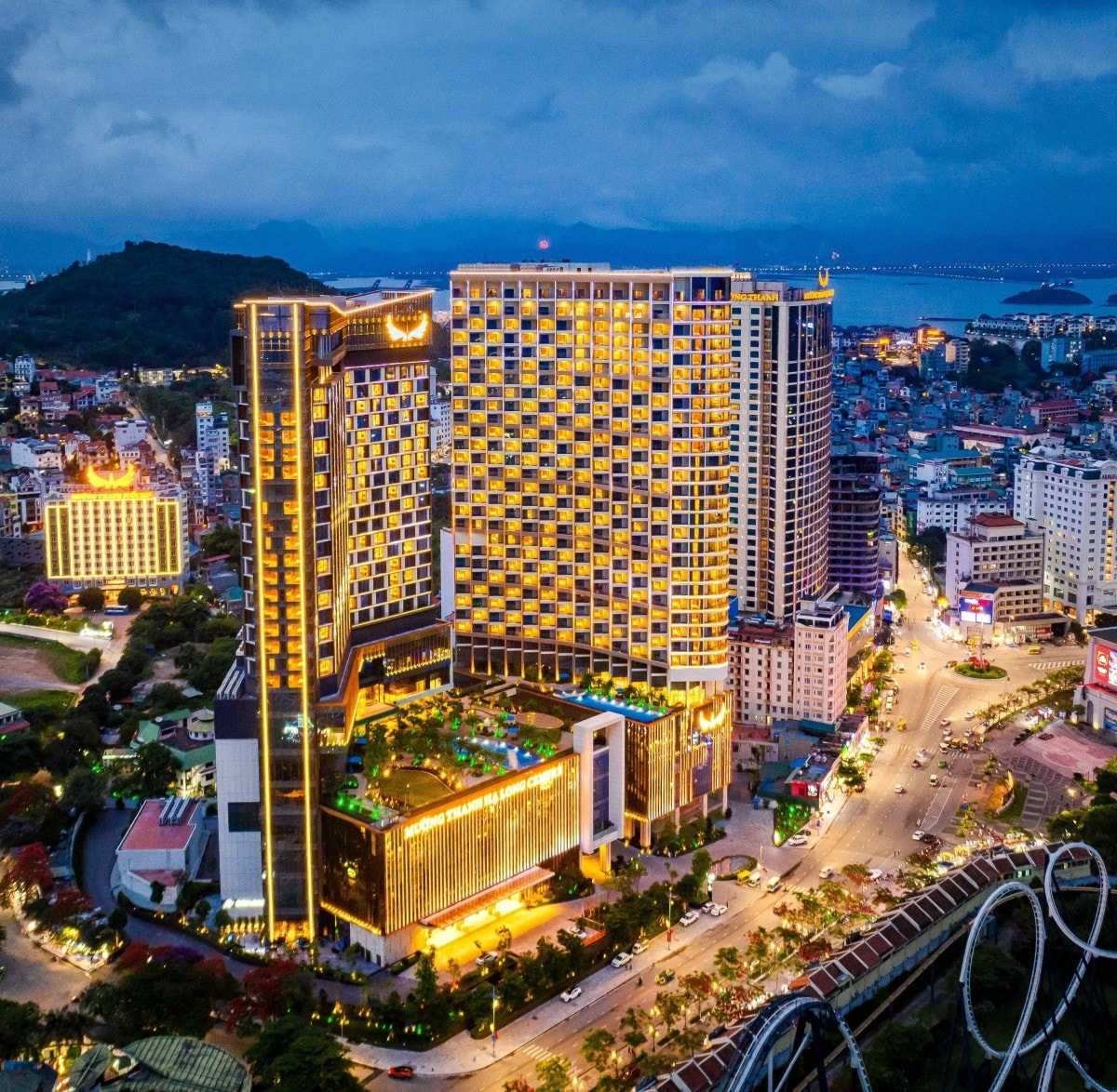 Toàn cảnh tòa tháp đôi lung linh về đêm của Khách sạn Mường Thanh Luxury Hạ Long Centre Toàn cảnh tòa tháp đôi lung linh về đêm của Khách sạn Mường Thanh Luxury Hạ Long Centre