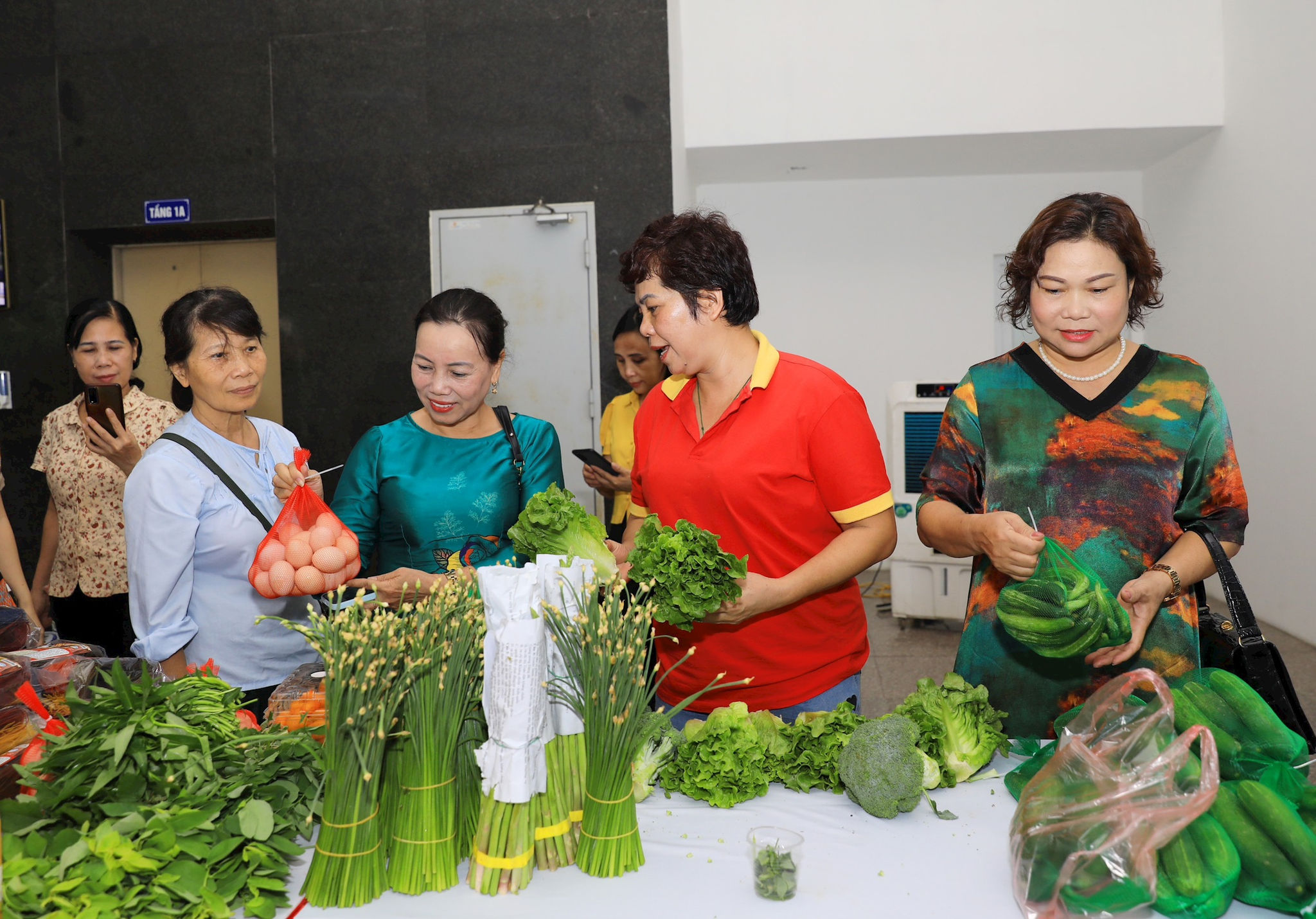 Khách hàng tham quan và mua sắm sản phẩm nông nghiệp an toàn của Hà Nội tại các hội chợ, hội nghị trưng bày sản phẩm. Ảnh: Hương Giang.