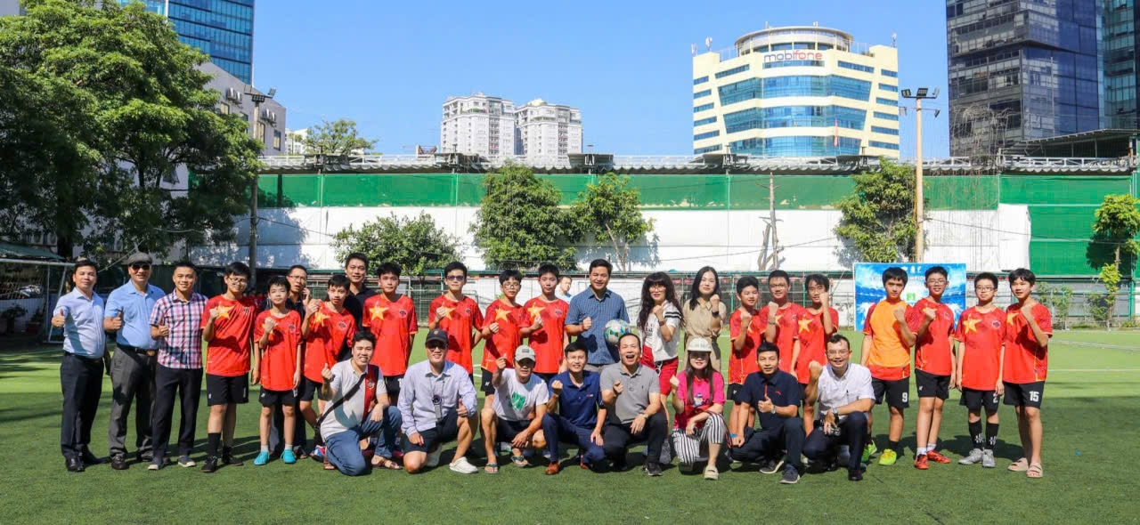 Hiệu trưởng Trường THCS Cầu Giấy Lưu Văn Thông cùng đội ngũ giáo viên và phụ huynh học sinh chúc mừng đội vô địch Giải bóng đá Cầu Giấy Champions League khối 8 ngày 4- 9. Ảnh: CG