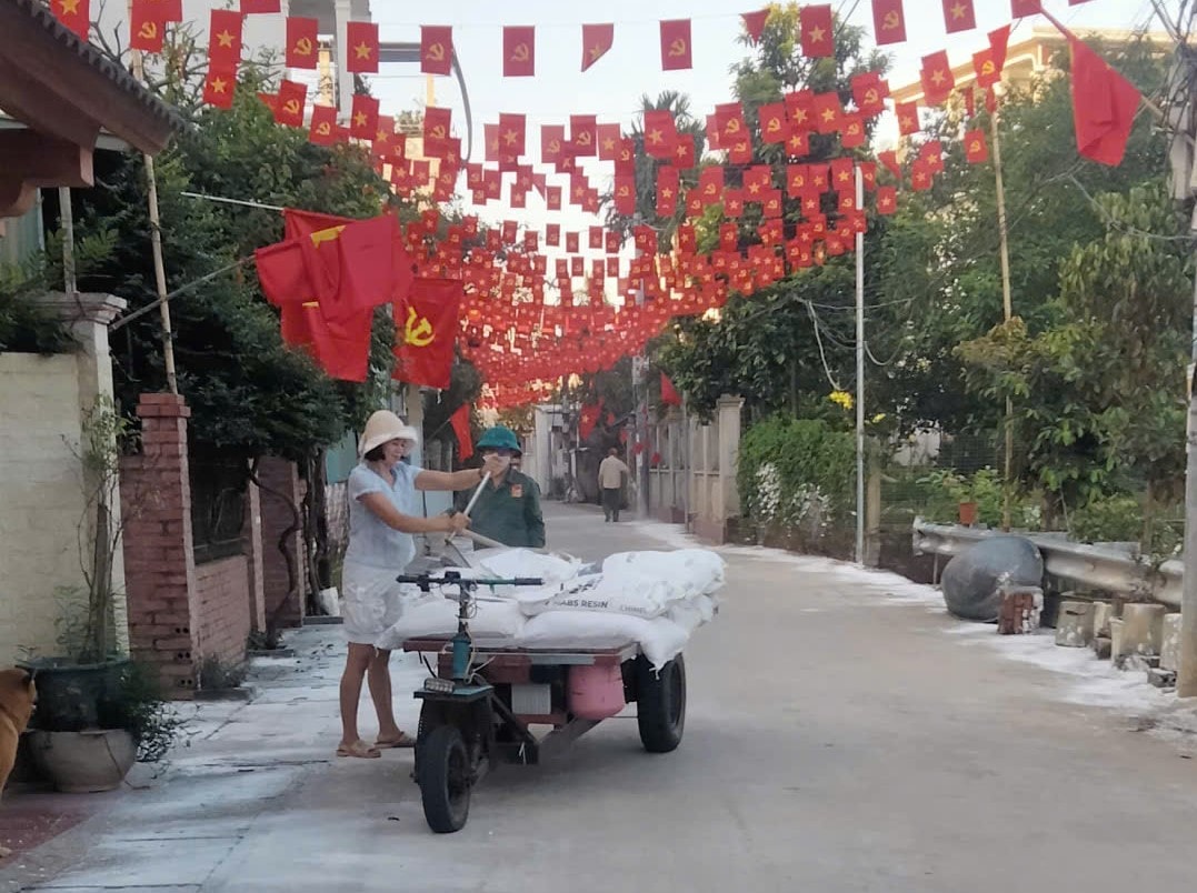 ការសម្អាតបរិស្ថានទូទៅបន្ទាប់ពីទឹកជំនន់នៅឃុំគៀវភូ។ រូបថត៖ Hoang Son