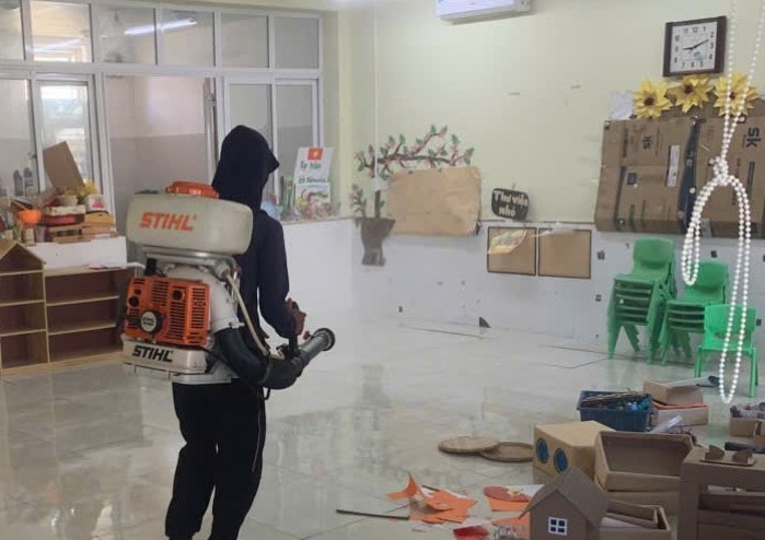 បាញ់ថ្នាំ chloramine B ដើម្បីសម្លាប់មេរោគក្នុងថ្នាក់រៀន។ រូបថត៖ Hoang Son