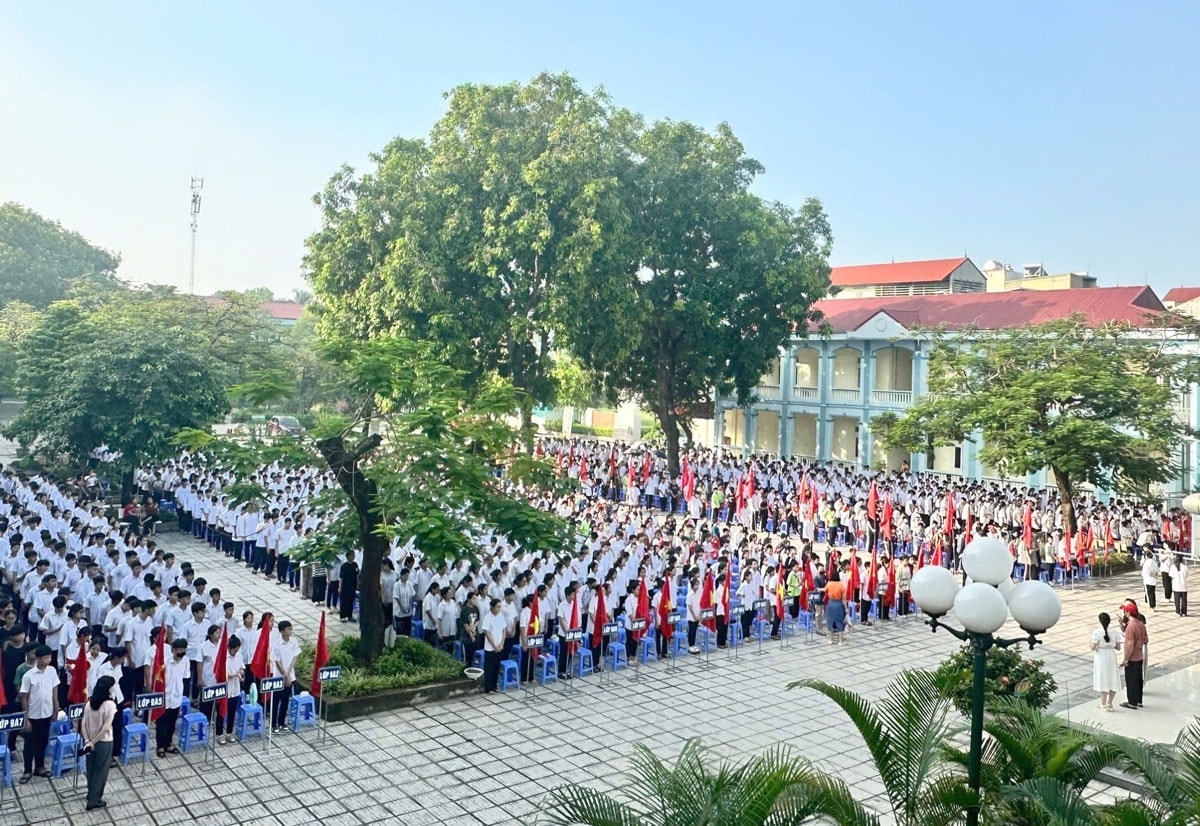 Hà Nội nắng nóng trong ngày khai giảng năm học mới
