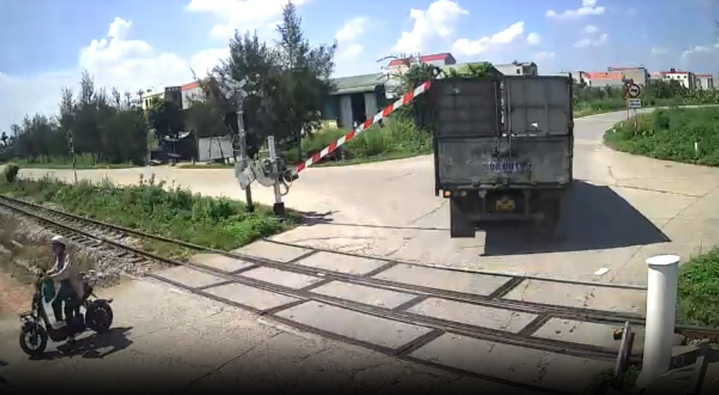 Hơn 200 vụ ô tô, xe máy đâm va cần chắn đường ngang