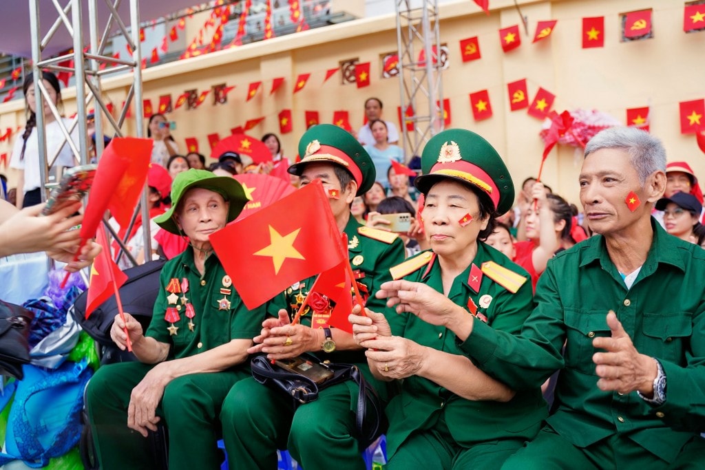 đường Nguyễn Thái Học, Hùng Vương, Trần Phú được các phường: Ba Đình, Văn Miếu - Quốc Tử Giám, Ô Chợ Dừa... bố trí thuận lợi cho các cựu chiến binh, người có công - những người đã cống hiến cho đất nước có góc nhìn tốt nhất để chứng kiến những giây phút đ