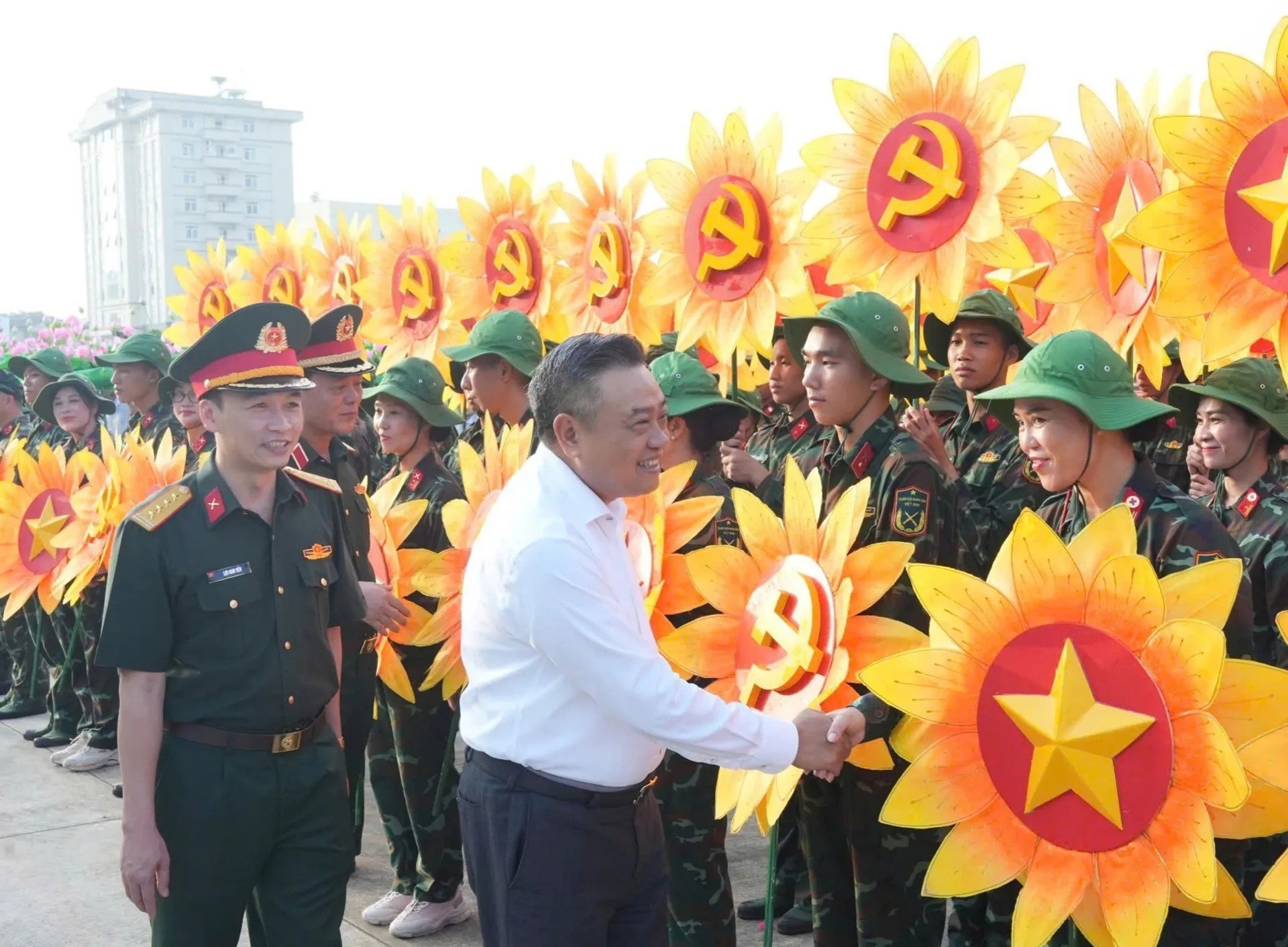Chủ tịch UBND TP Hà Nội Trần Sỹ Thanh cùng Đoàn công tác của TP đến thăm, tặng quà các khối xe nghi trượng (3 khối) đang tập luyện tại Sân bay Bạch Mai (Hà Nội)