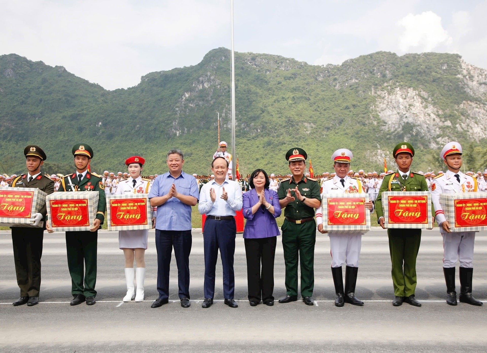 Bí thư Thành ủy Hà Nội Bùi Thị Minh Hoài, Chủ tịch HĐND thành phố Hà Nội Nguyễn Ngọc Tuấn và Phó Chủ tịch UBND thành phố Hà Nội Nguyễn Mạnh Quyền trao quà tặng các lực lượng Quân đội, Công an tham gia tập luyện diễu binh, diễu hành A80.