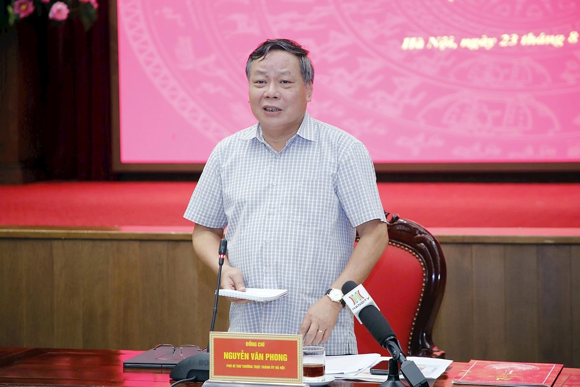 Phó Bí thư Thường trực Thành ủy Hà Nội Nguyễn Văn Phong phát biểu trao đổi, chỉ đạo tại