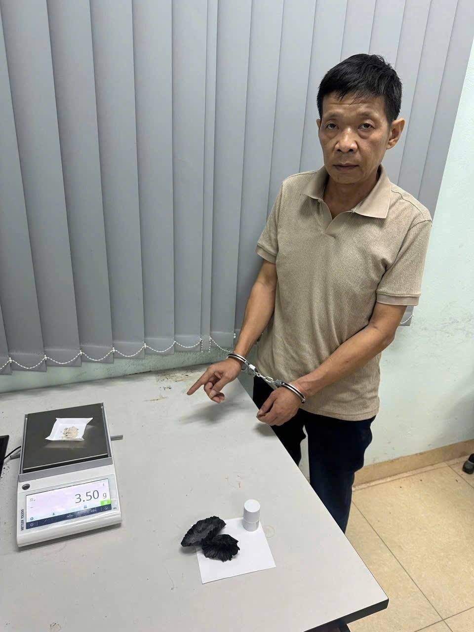 Đối tượng Đặng Phong Viễn và tang vật Đối tượng Đặng Phong Viễn và tang vật