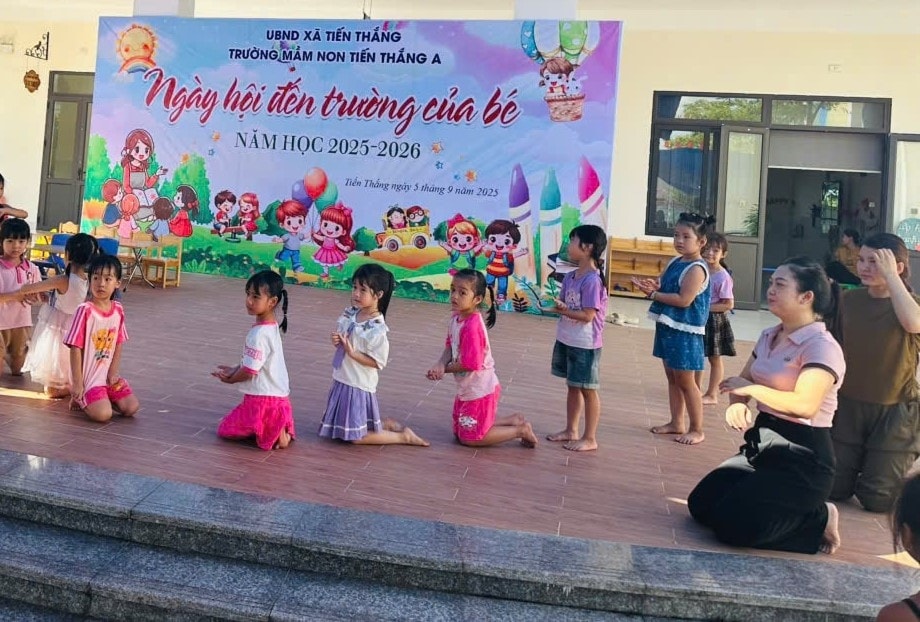 Các em học sinh tập luyện tiết mục văn nghệ cho lễ khai giảng năm học 2025-2026.