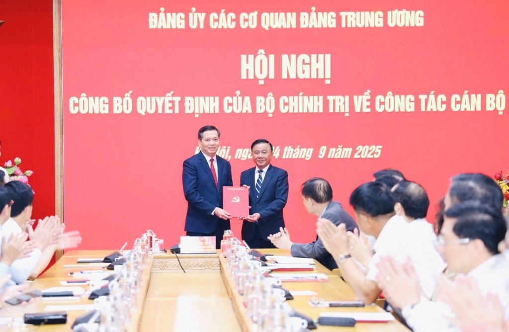 Thường trực Ban Bí thư Trần Cẩm Tú trao quyết định, chúc mừng đồng chí Nguyễn Long Hải