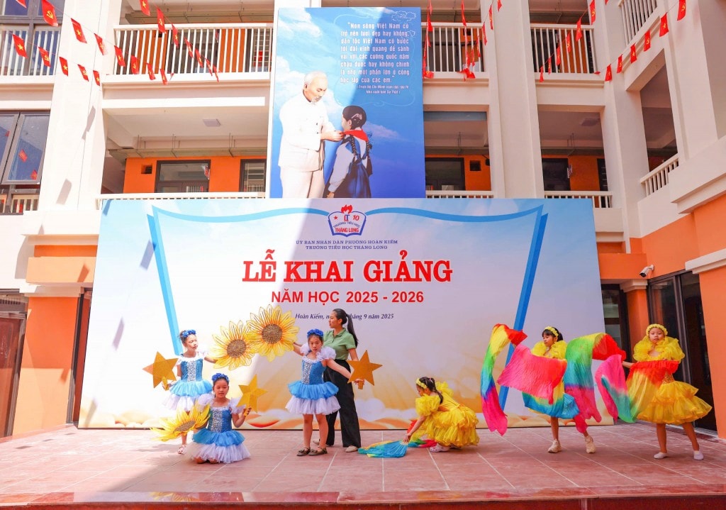 Cô và trò say sưa tập dượt lại các tiết mục văn nghệ cho lễ khai giảng. Ảnh: Thanh Tùng