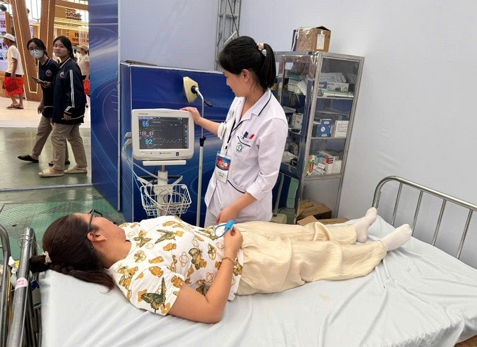 Các đại biểu, khách tham quan và người dân được hỗ trợ y tế, cấp cứu kịp thời khi tham quan tại Trung tâm Triển lãm Quốc gia. Các đại biểu, khách tham quan và người dân được hỗ trợ y tế, cấp cứu kịp thời khi tham quan tại Trung tâm Triển lãm Quốc gia.