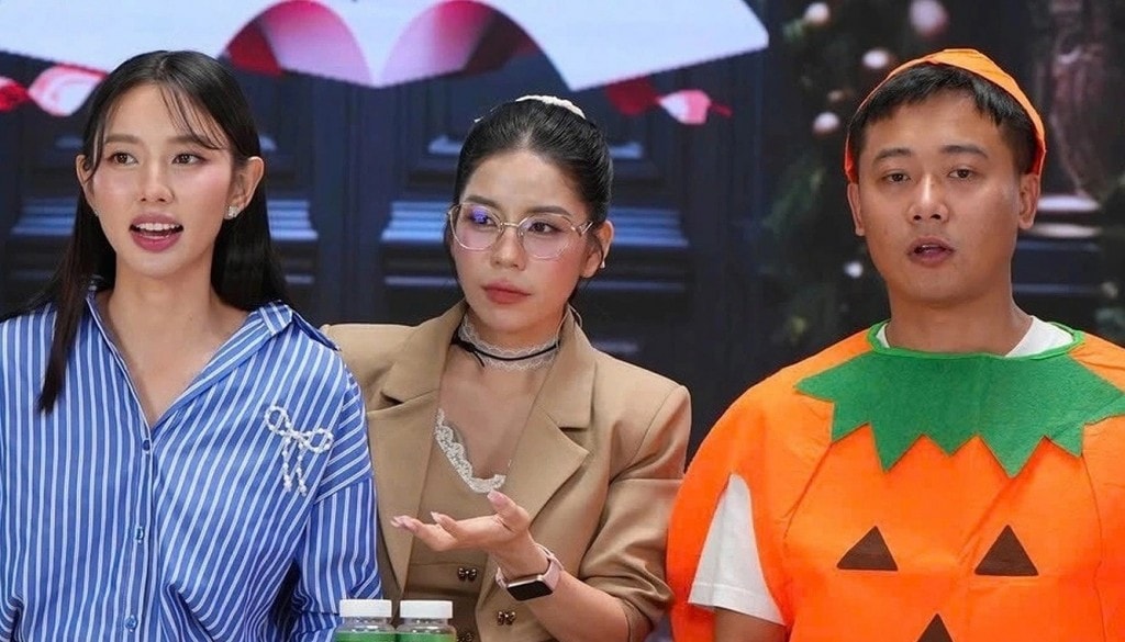 Hoa hậu Thùy Tiên, Hằng Du Mục, Quang Linh Vlogs (từ trái qua) trong một lần livestream bán kẹo Kera. Ảnh: Cắt từ video