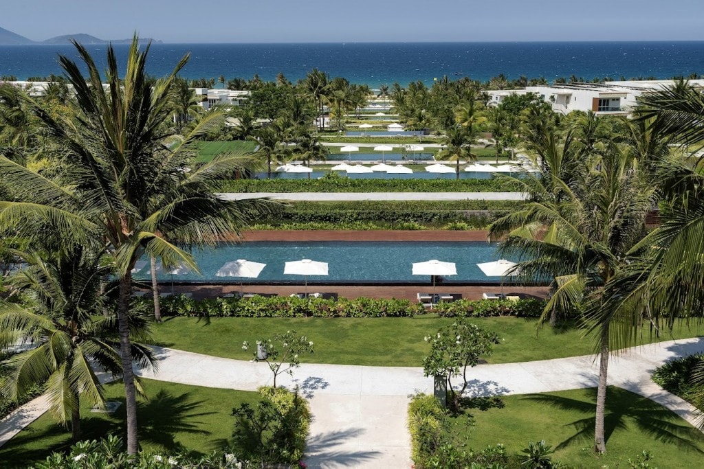 Alma Resort Cam Ranh có một công viên nước và hệ thống 12 hồ bơi được bố trí từ cao xuống thấp trải dài ra tận bãi biển.