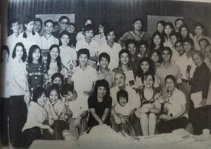 វិចិត្រករប្រជាជន Pham Thi Thanh ក្នុងអាវខ្មៅកណ្តាលភ្លើង ដែលជាតួសម្តែងក្នុងស្រុកដំបូងរបស់តួស្រីវ័យក្មេង_300x211_2a3290fc58.jpg